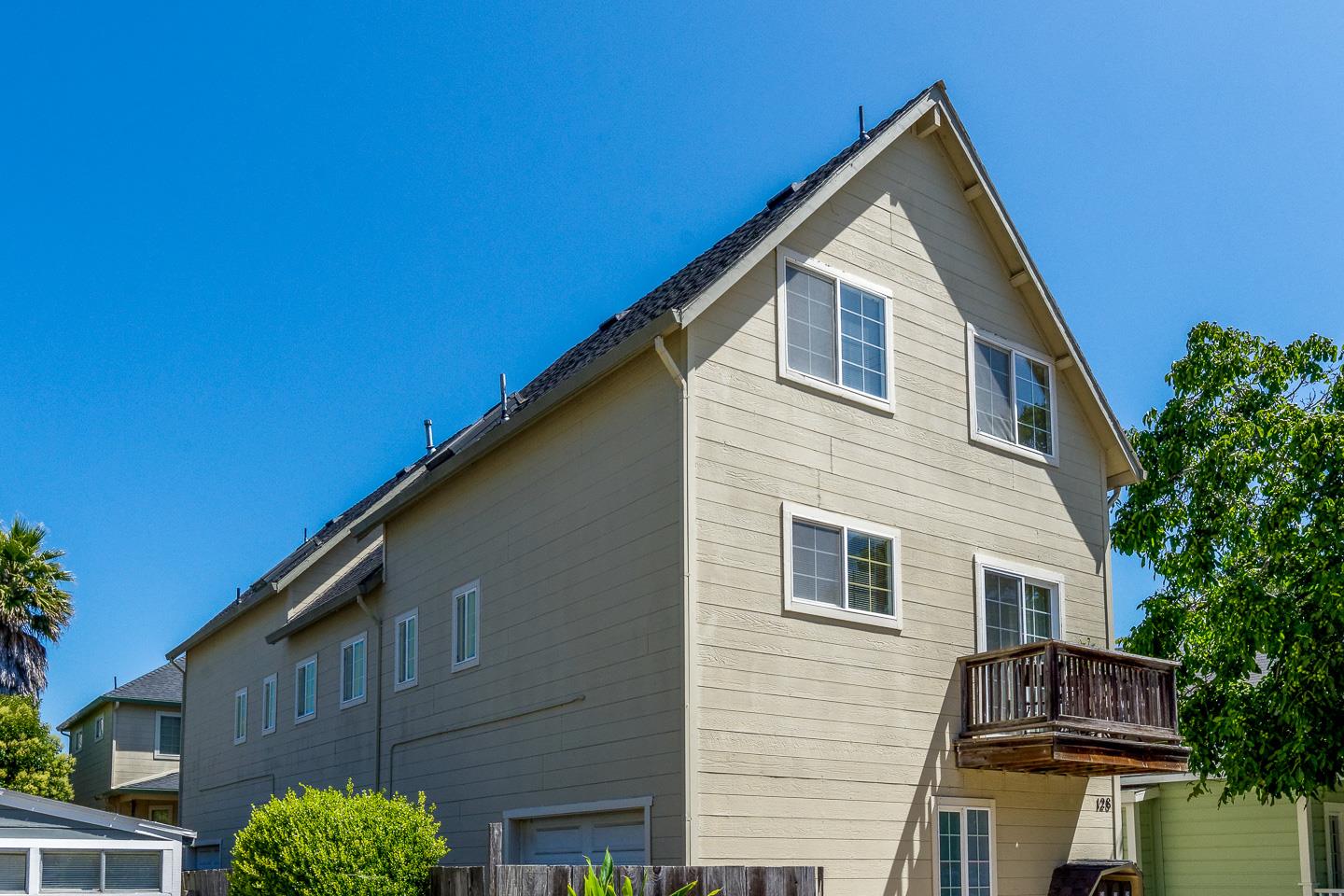 124 Sycamore Street Santa Cruz, CA 95060 - Photo 5 of 40 a view of a house with a backyard
