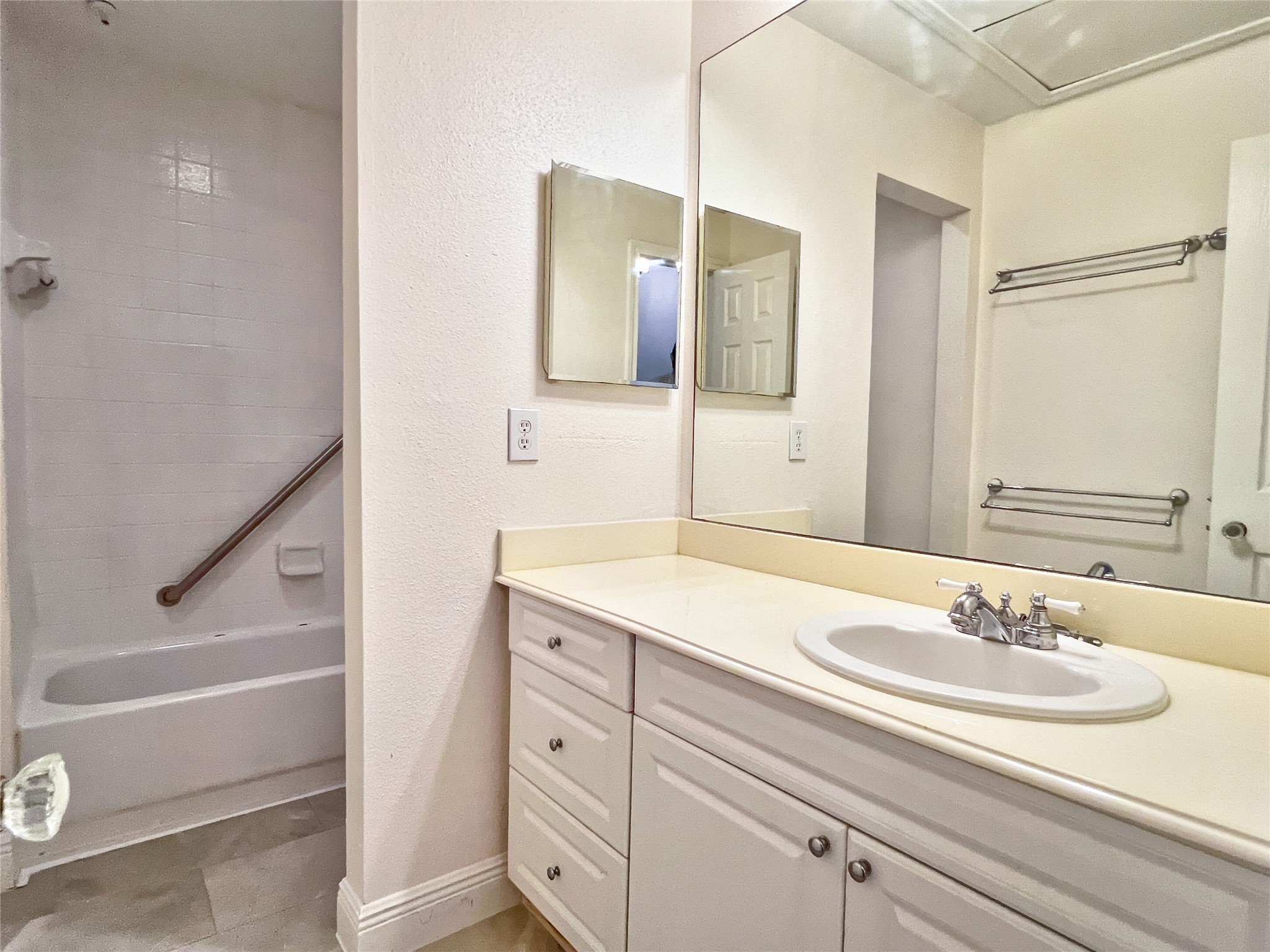 3130 Walnut Bend Lane, Unit 409 Houston, TX 77042 - Photo 20 of 30 SECONDARY BATHROOM