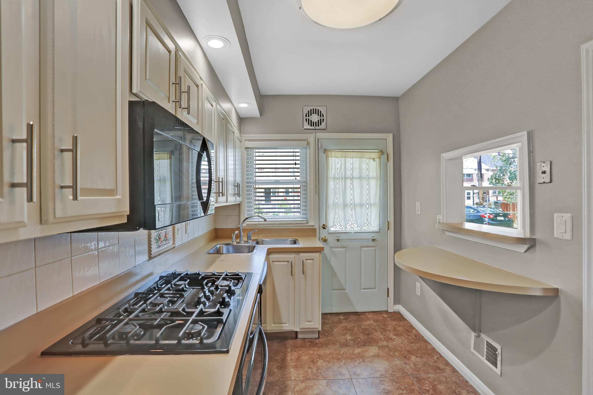 1624 Ramblewood Road Baltimore, MD 21239 - Photo 15 of 38 Gallery Image 15