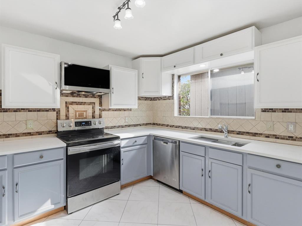 918 Blue Sky Drive Arlington, TX 76002 - Photo 13 of 24 a kitchen with a sink stove and microwave