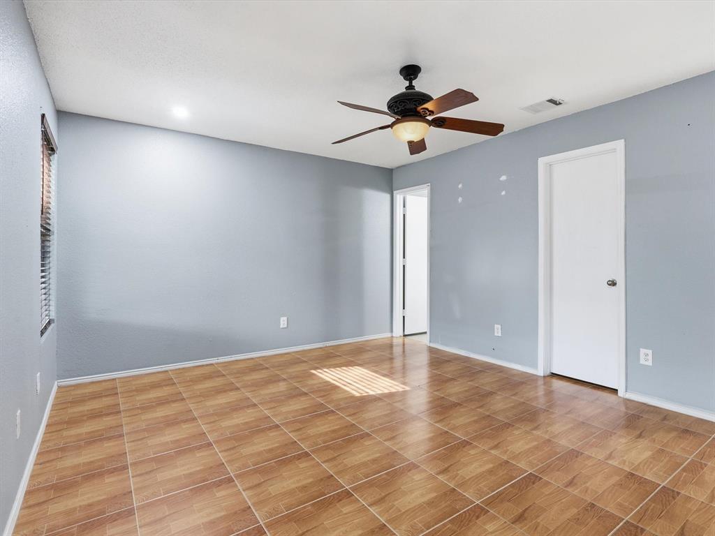 918 Blue Sky Drive Arlington, TX 76002 - Photo 16 of 24 a view of an empty room