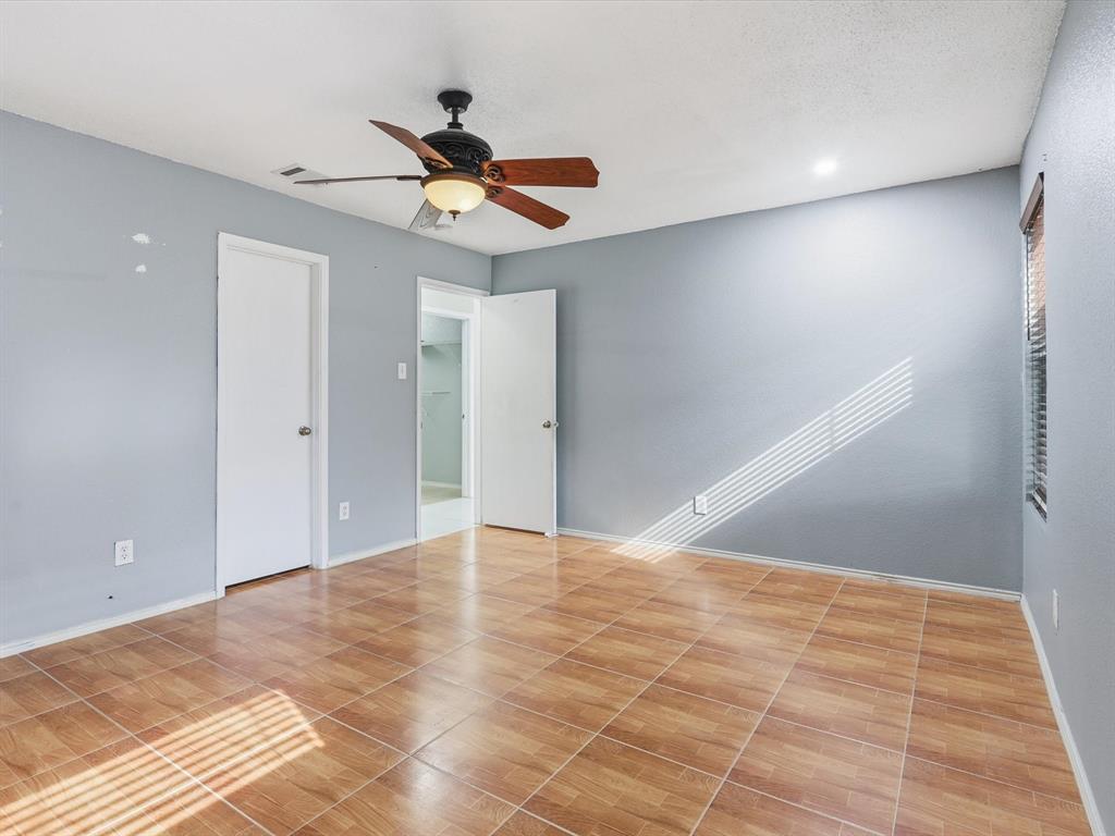 918 Blue Sky Drive Arlington, TX 76002 - Photo 17 of 24 a view of an empty room