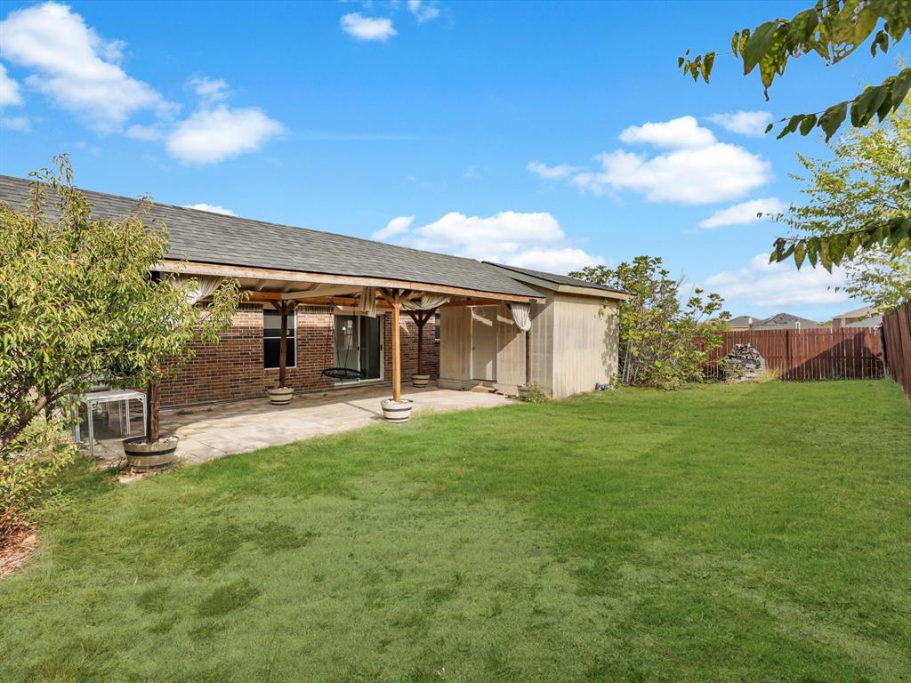 918 Blue Sky Drive Arlington, TX 76002 - Photo 22 of 24 a backyard of a house with table and chairs