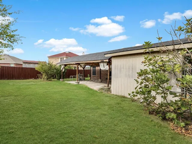 a view of a house with a backyard