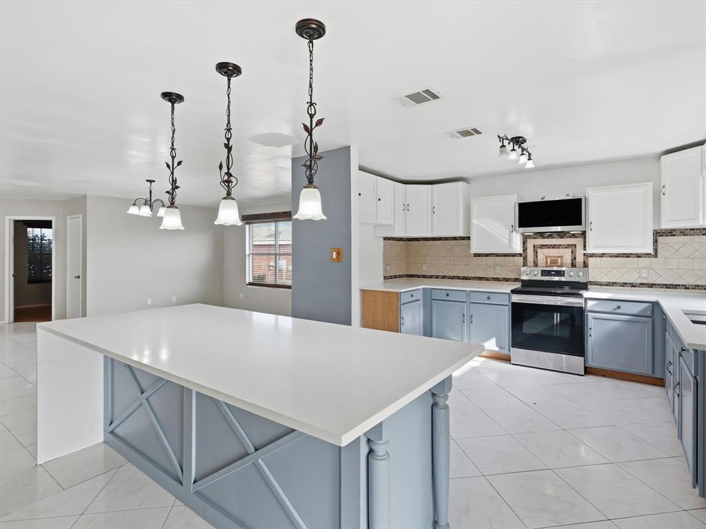 918 Blue Sky Drive Arlington, TX 76002 - Photo 8 of 24 a kitchen with a stove a sink and a refrigerator