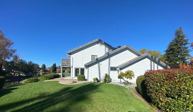 a view of a house with backyard and garden