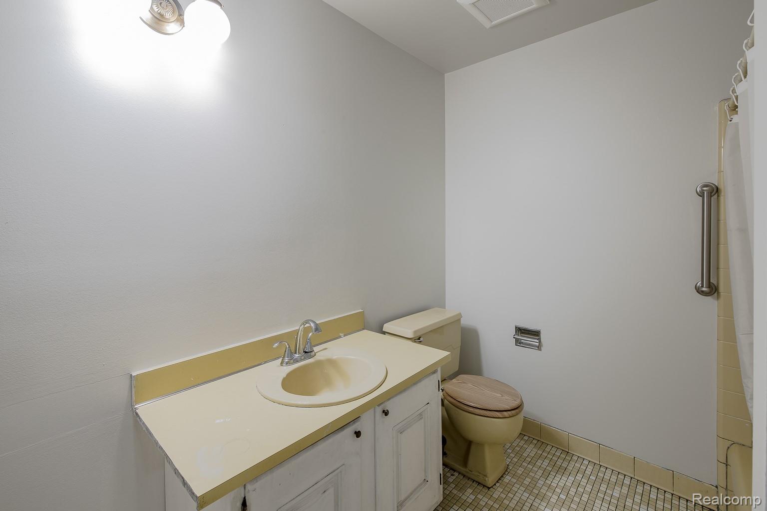 710 Basswood Drive Rochester, MI 48309 - Photo 35 of 42 Full Bathroom