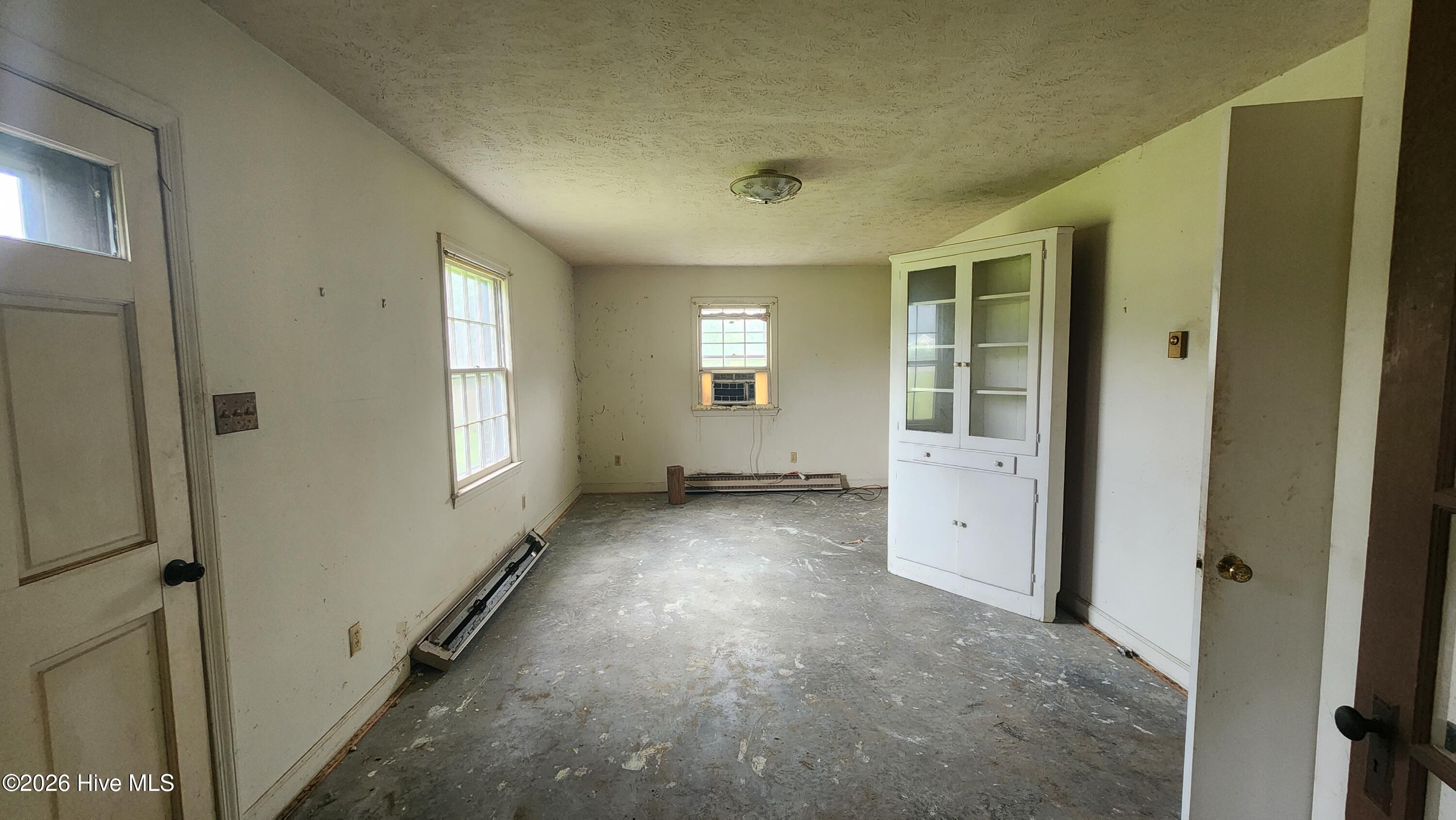 581 Hallsboro Road Clarkton, NC 28433 - Photo 8 of 16 Living Room