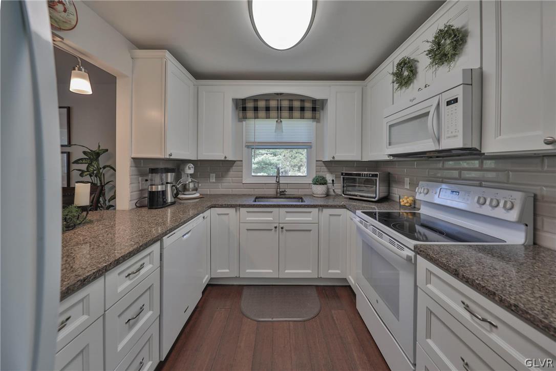 1001 Jackson View Road Stroudsburg, PA 18360 - Photo 3 of 41 Kitchen