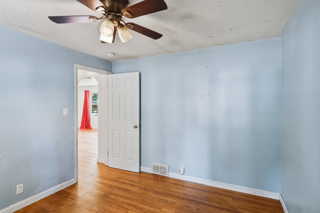 881 Roosevelt Avenue Springfield, MA 01109 - Photo 19 of 35
