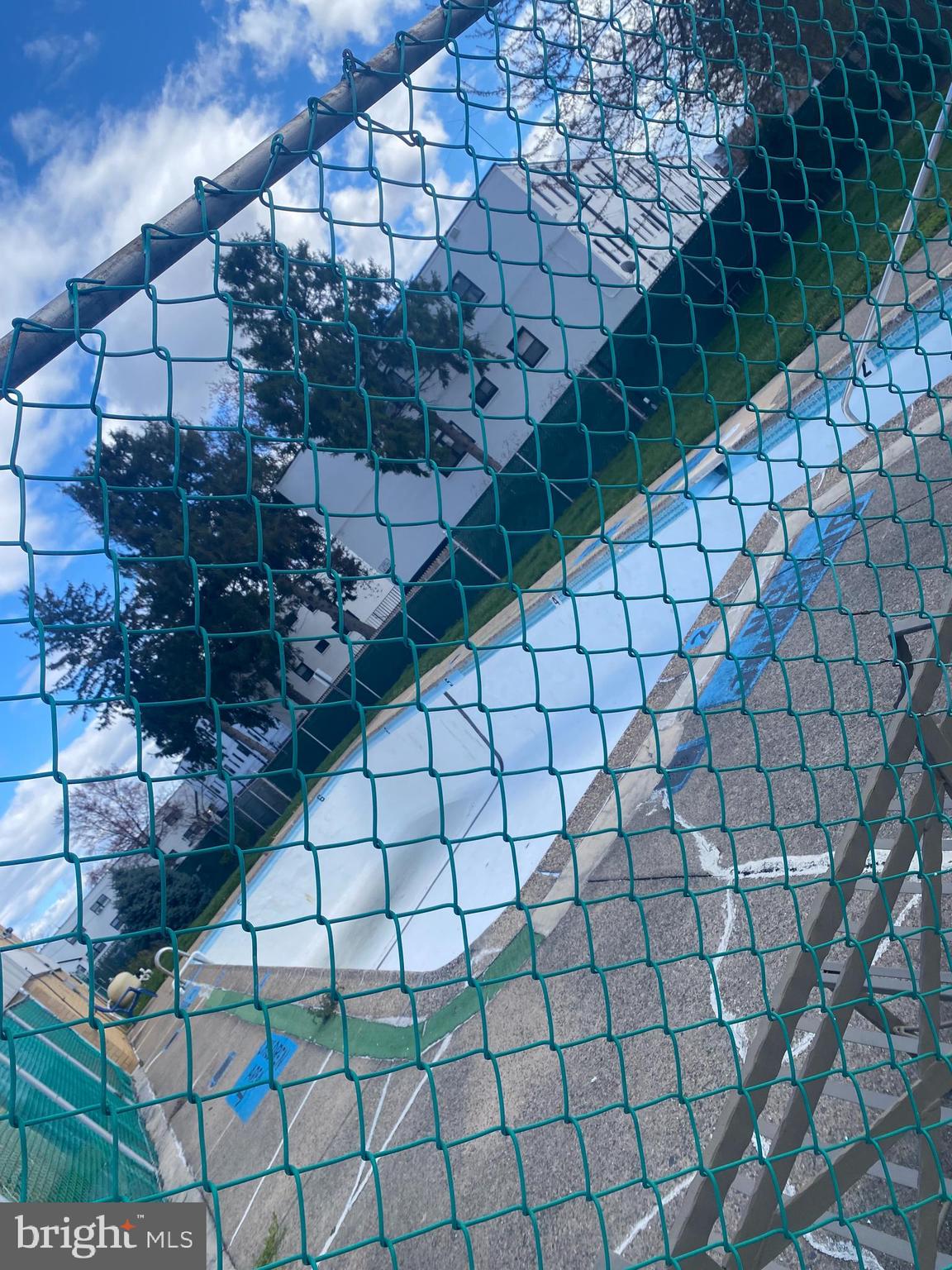 2628 Welsh Road, Unit 118 Philadelphia, PA 19152 - Photo 20 of 51 swimming pool