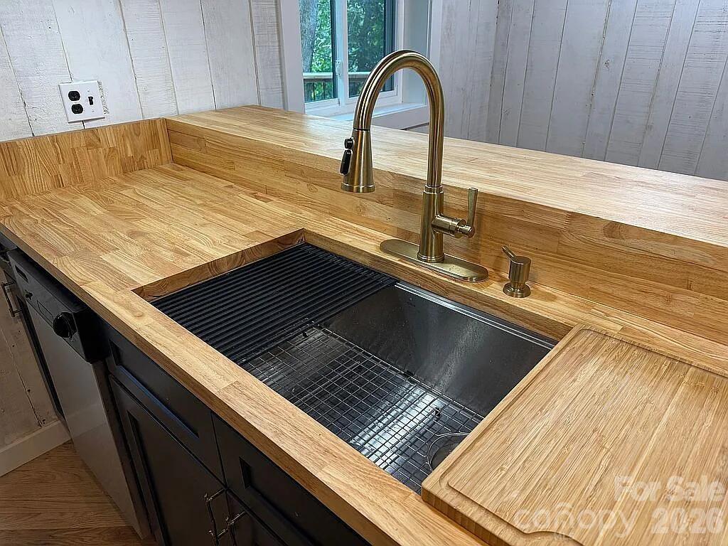 101 Mountain Farm Road Burnsville, NC 28714 - Photo 19 of 32 a close view of kitchen sink