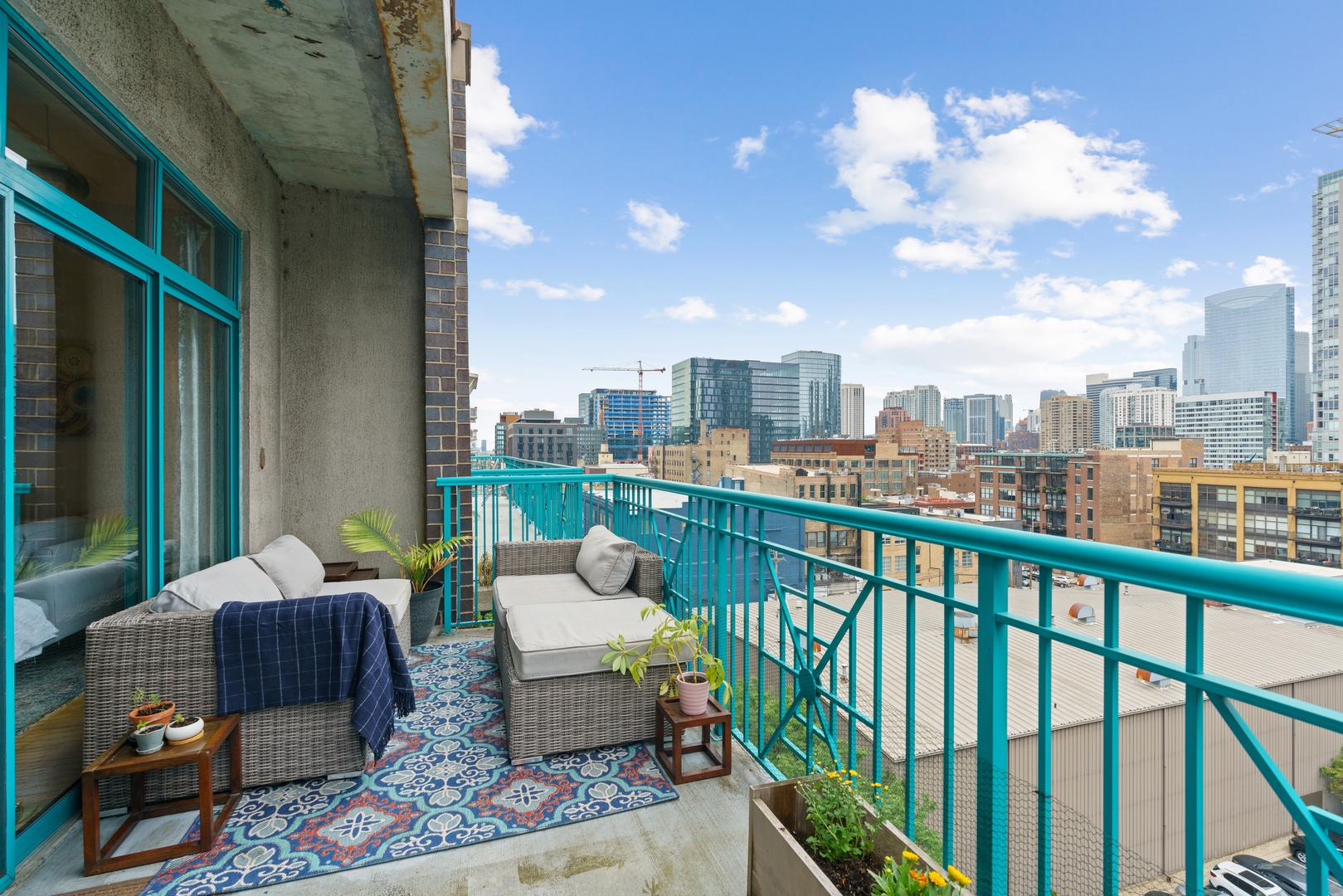 910 West Madison Street, Unit 807 Chicago, IL 60607 - Photo 19 of 21 a balcony with outdoor seating