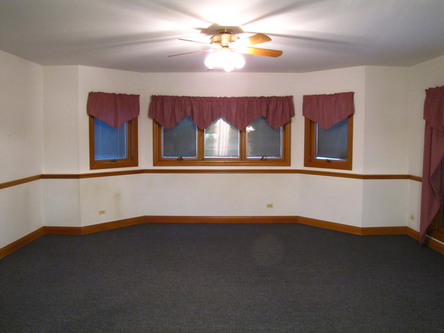 170 Montgomery Road Montgomery, IL 60538 - Photo 13 of 25 a view of a small living room