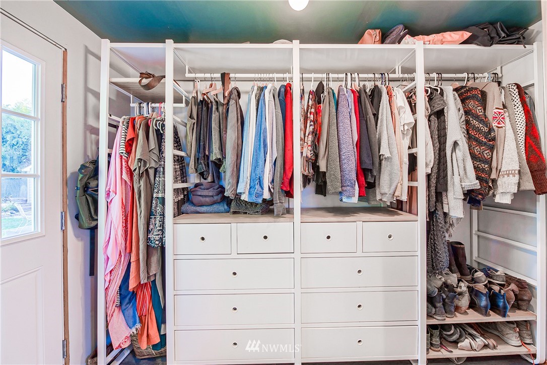 17932 Dunbar Road Mount Vernon, WA 98273 - Photo 22 of 39 a view of walk in closet with clothes