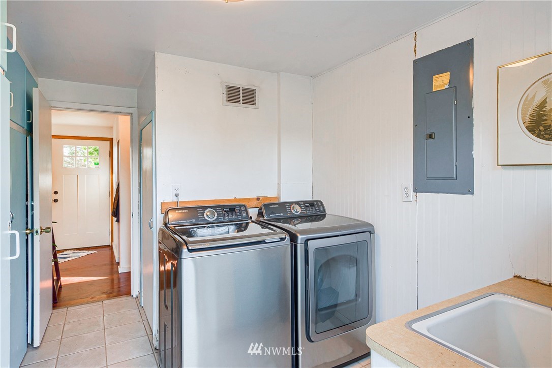 17932 Dunbar Road Mount Vernon, WA 98273 - Photo 23 of 39 a utility room with sink dryer and washer