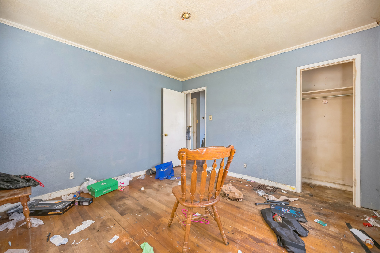 230 West Garfield Avenue Decatur, IL 62526 - Photo 23 of 34 a wooden bench sitting in a room