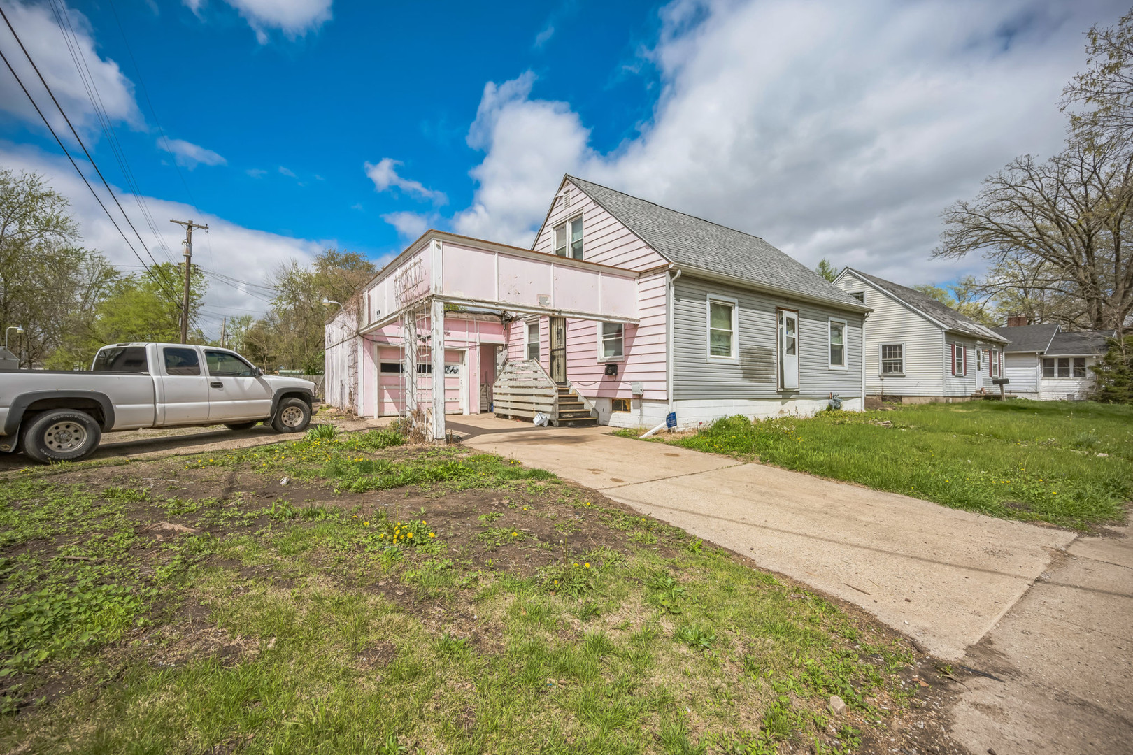 230 West Garfield Avenue Decatur, IL 62526 - Photo 3 of 34 a house view with a garden space