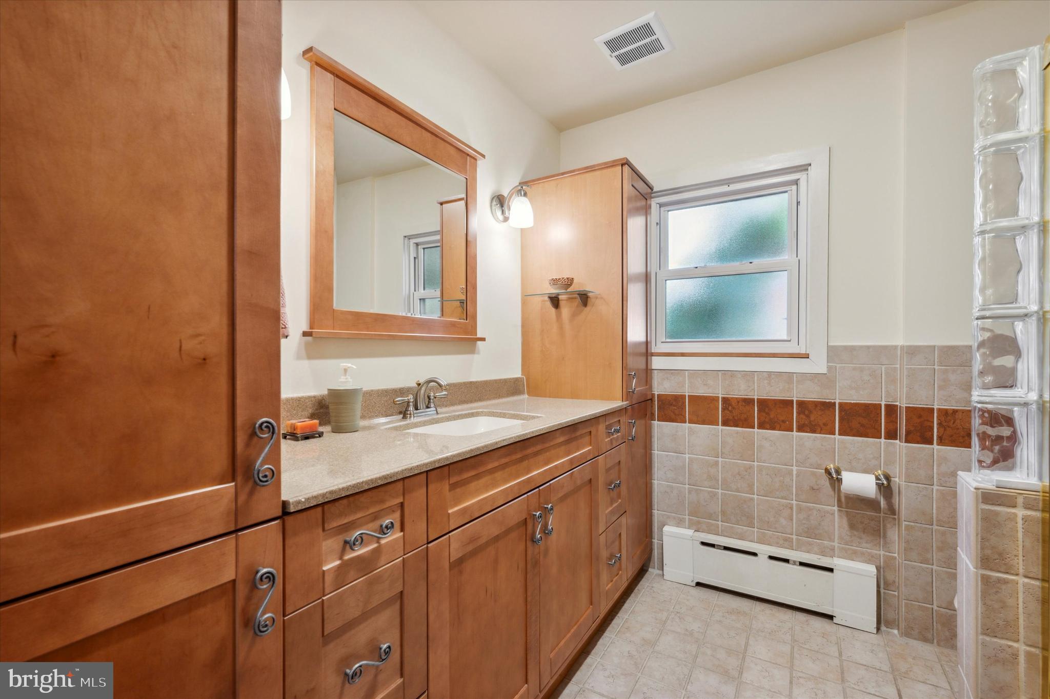 700 Pine Ridge Road Media, PA 19063 - Photo 16 of 37 Main floor hall bath