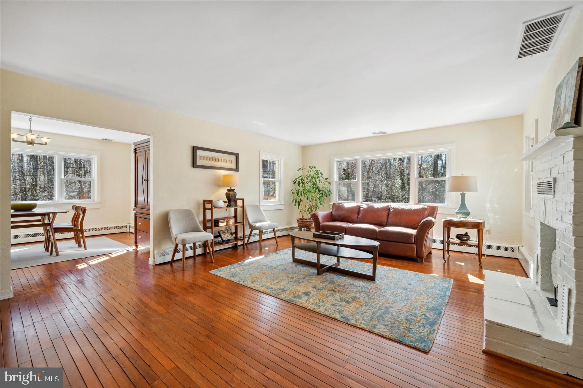 700 Pine Ridge Road Media, PA 19063 - Photo 3 of 37 Living room