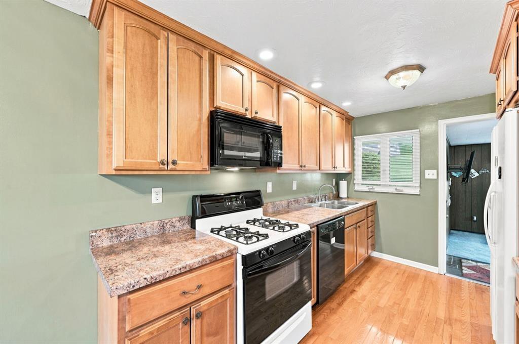 675 Meadow Lane Rochester, PA 15074 - Photo 6 of 36 Gallery Image 6