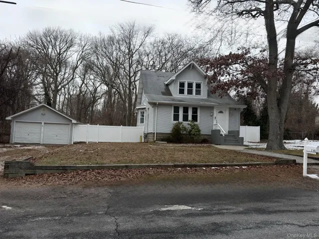 $665,000 | 2760 Locust Avenue, Ronkonkoma, NY 11779