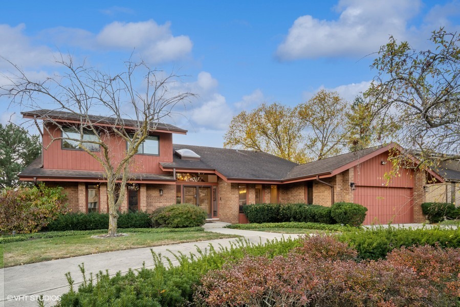 3933 Raintree Lane Northbrook, IL 60062 - Photo 1 of 35 Gallery Image 1