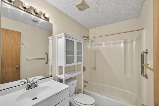 a view of a livingroom with closet