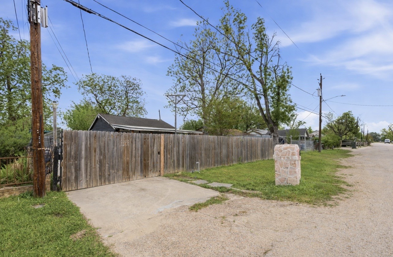 2423 Chamberlain Street Houston, TX 77093 - Photo 13 of 14 a backyard of a house