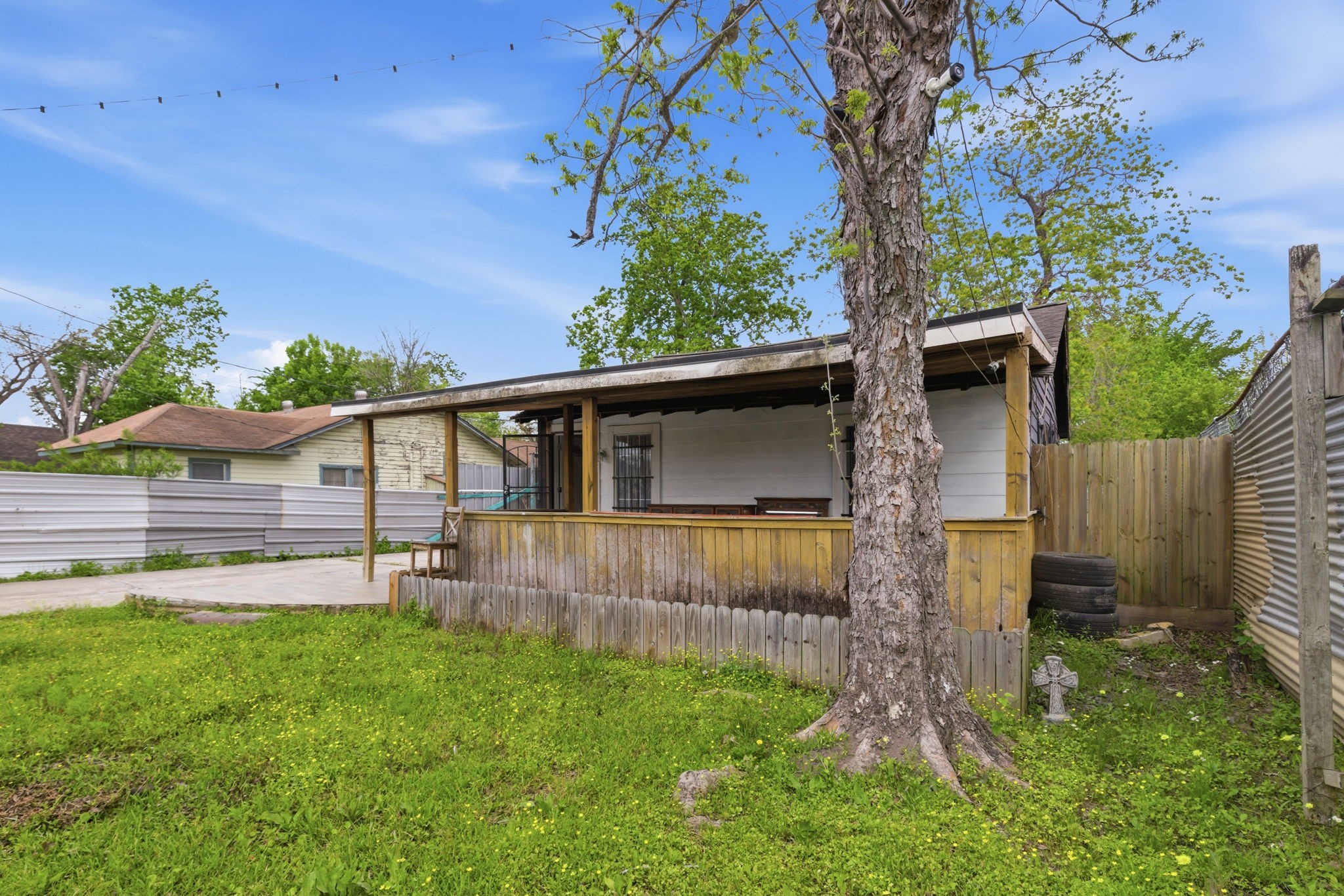 2423 Chamberlain Street Houston, TX 77093 - Photo 2 of 14 a backyard of a house with lots of green space