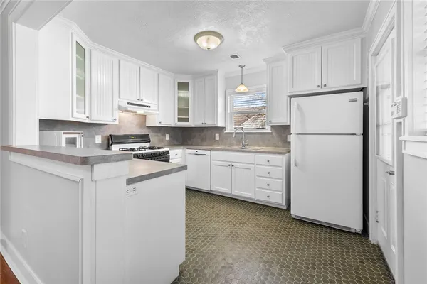 $1,750 | 727 Meadow Lane, Bryan, TX 77802