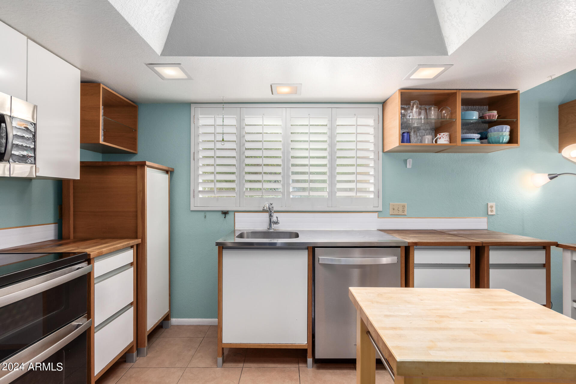 6516 West Mountain View Road Glendale, AZ 85302 - Photo 16 of 35 a kitchen with a table and chairs