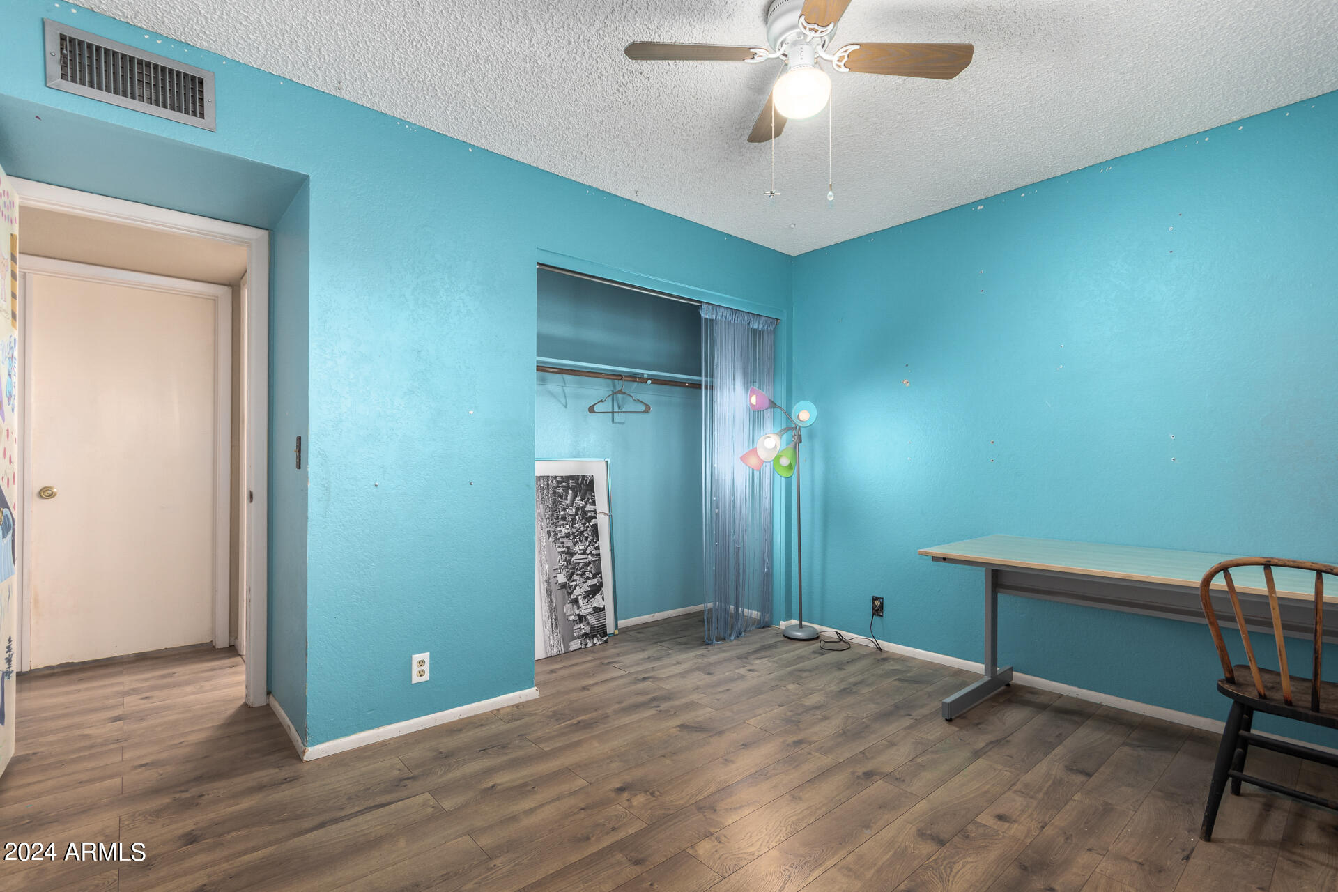 6516 West Mountain View Road Glendale, AZ 85302 - Photo 34 of 35 a view of a livingroom with a workspace