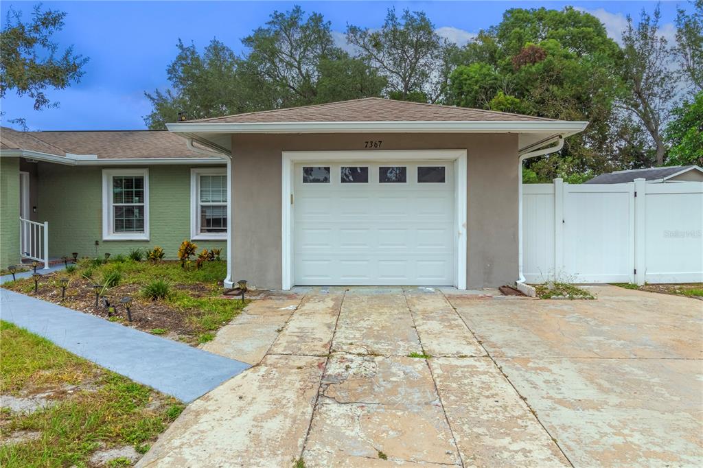 7367 Gates Circle Spring Hill, FL 34606 - Photo 5 of 31 front view of a house
