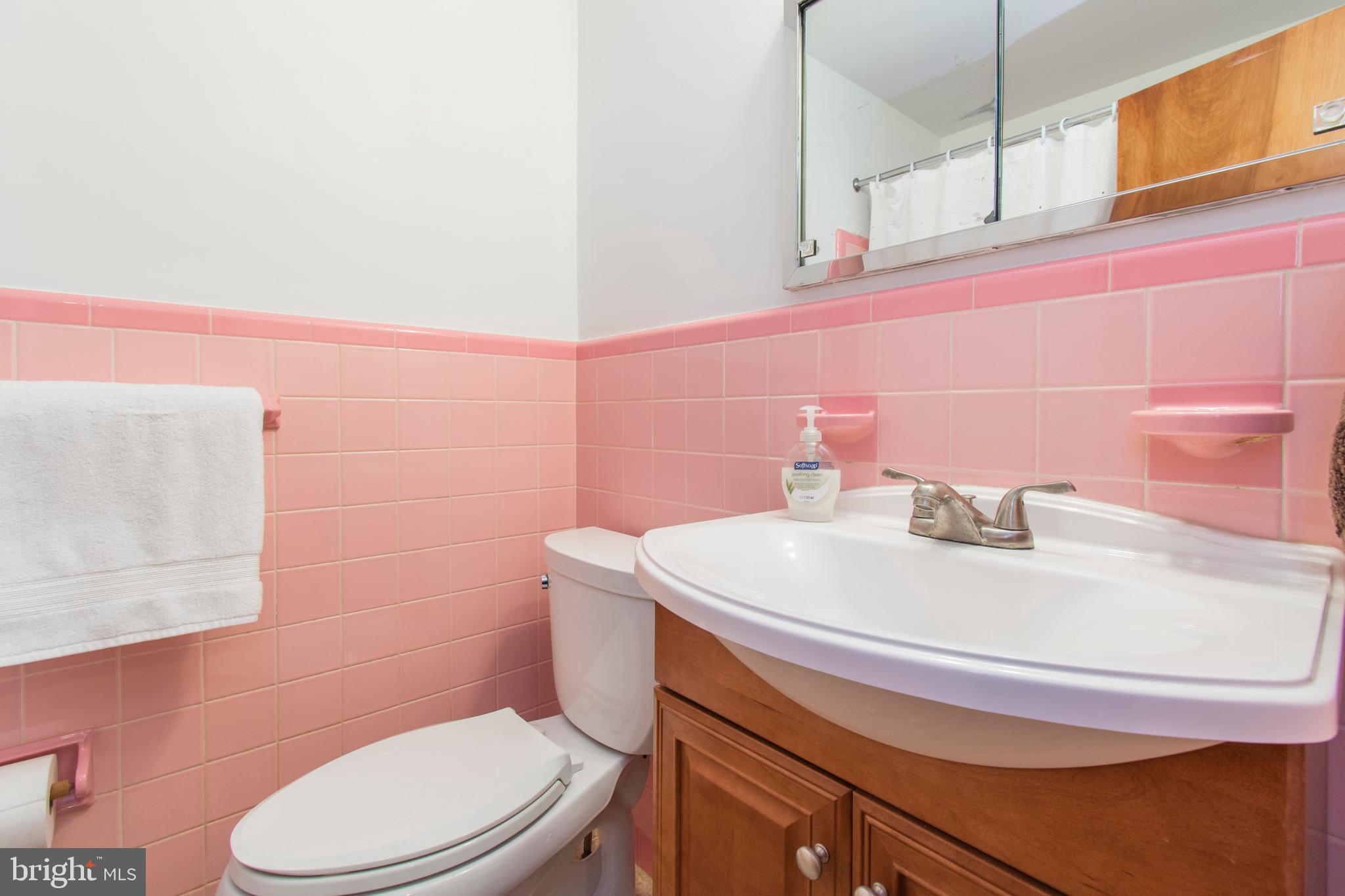 2333 Poplar Road Havertown, PA 19083 - Photo 29 of 38 a bathroom with a sink a toilet and vanity