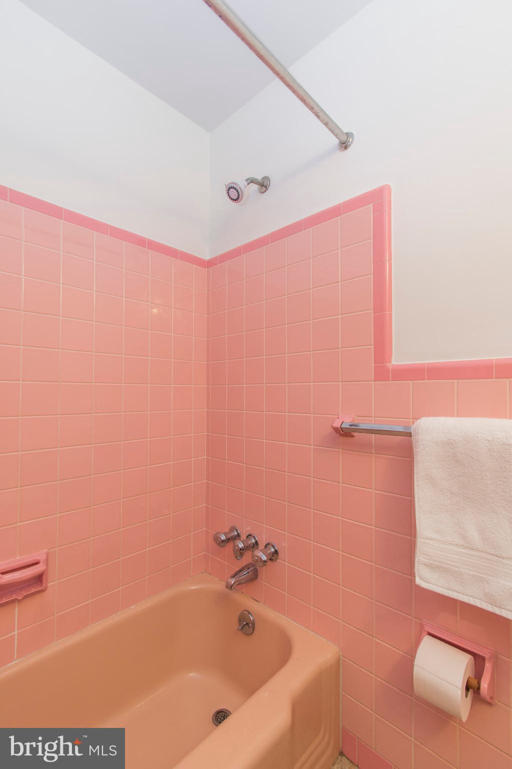 2333 Poplar Road Havertown, PA 19083 - Photo 31 of 38 a bathroom with a bathtub and shower