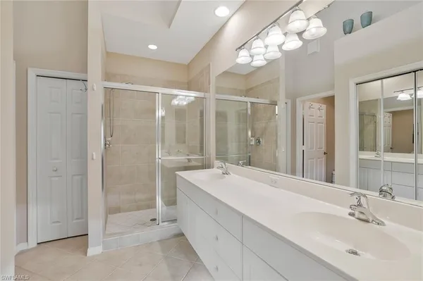 a en suite bathroom with double vanity sinks and a mirror
