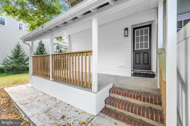a view of a house with backyard and porch