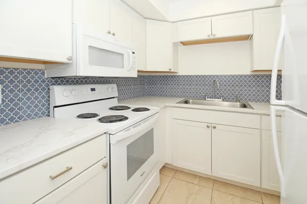$1,950 | 402 Lake Shore Drive, Unit 207, Lake Park, FL 33403