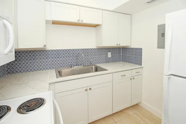 $1,950 | 402 Lake Shore Drive, Unit 207, Lake Park, FL 33403