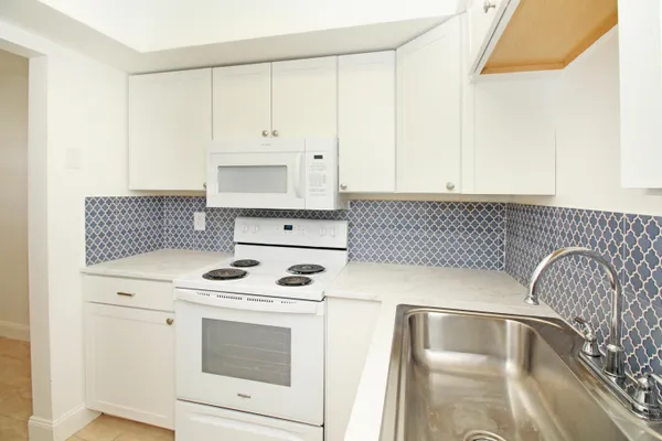 $1,950 | 402 Lake Shore Drive, Unit 207, Lake Park, FL 33403