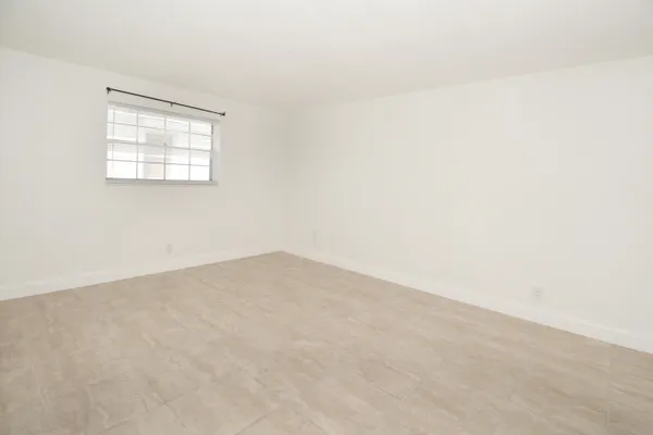 $1,950 | 402 Lake Shore Drive, Unit 207, Lake Park, FL 33403
