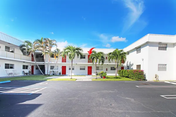 $1,950 | 402 Lake Shore Drive, Unit 207, Lake Park, FL 33403