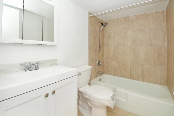 $1,950 | 402 Lake Shore Drive, Unit 207, Lake Park, FL 33403