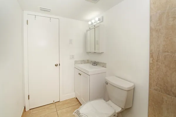 $1,950 | 402 Lake Shore Drive, Unit 207, Lake Park, FL 33403