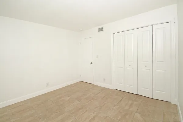 $1,950 | 402 Lake Shore Drive, Unit 207, Lake Park, FL 33403