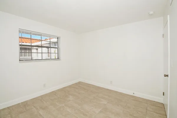 $1,950 | 402 Lake Shore Drive, Unit 207, Lake Park, FL 33403
