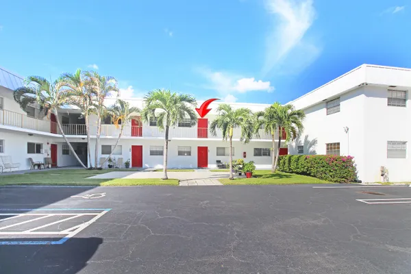 $1,950 | 402 Lake Shore Drive, Unit 207, Lake Park, FL 33403