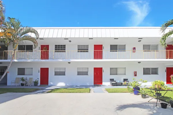 $1,950 | 402 Lake Shore Drive, Unit 207, Lake Park, FL 33403
