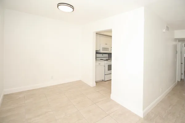$1,950 | 402 Lake Shore Drive, Unit 207, Lake Park, FL 33403